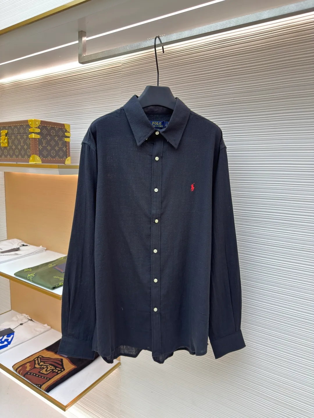 Ralph Lauren embroidered linen shirt ●Original version: Purchased and developed at 1690 ●Item number: 1680730-A75 ●Material: linen fabric ●Technology: embroidery production ●Version: fitted version ●Weight: about 250 grams ●Size: S-M-L-XL ●Description: Selected high-quality linen material with natural texture and breathability, firm and smooth, comfortable and skin-friendly, elegantly presented with a deep ink color The exquisite red pony mark is embellished, like a smart flame in the dark night. The clever design of the outer I-shaped pleated split back shoulder adds a sense of agility and detachment, and contains the soul of fashion in a minimalist shape. Adopt imported machine embroidery technology, use advanced computer control system and precision mechanical components to achieve the iconic pony embroidery operation with high precision and smooth and delicate lines. Adopting side-turning and embedded clamping stitching technology, it is smooth and tidy. The fabrics have been carefully washed and have a better feel and texture. They are not easy to deform, shrink or fade, and maintain long-term beauty. The overall wiring is straight and delicate, the fabric is comfortable and soft, and the color is consistent without color difference. It can be matched with the same style to create a fashionable look and control various occasions. Customized accessories, complete with three standards, same style for men and women!